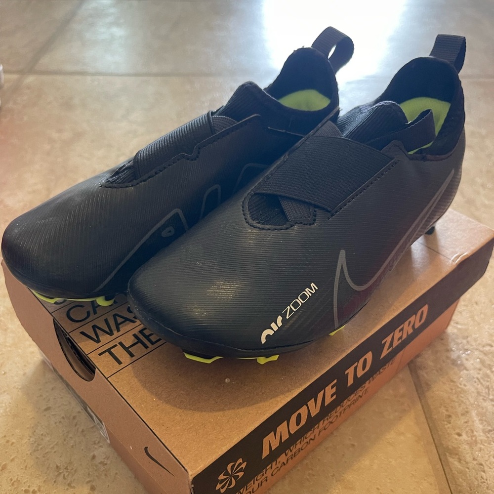 Boys Nike Soccer cleats shoes JR Zoom Vapor 15, Size 13, black, BNIB